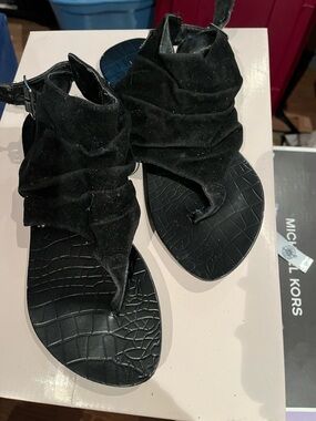 BAMBOO Black Ruched Toe-Loop Sandals